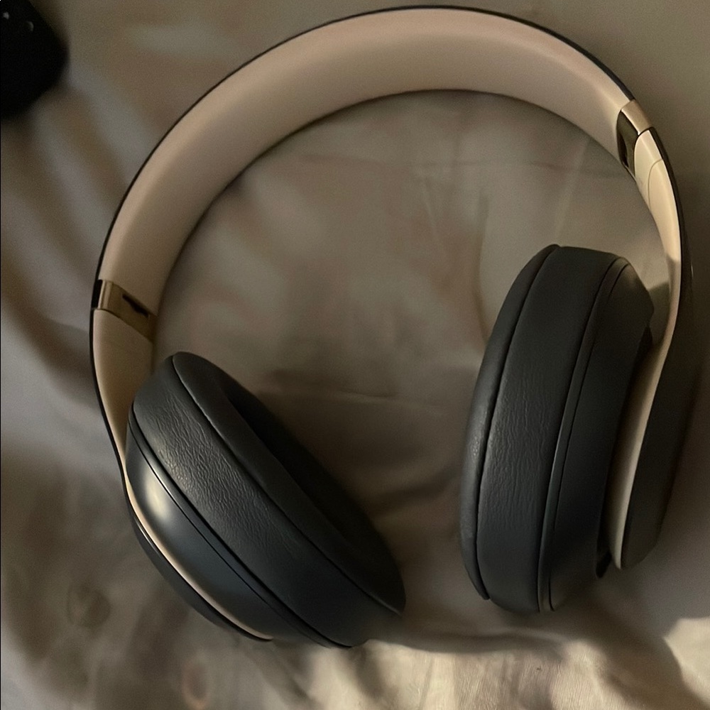 Beats by Dre Black Over-Ear Headphones Sleek Design studio 3